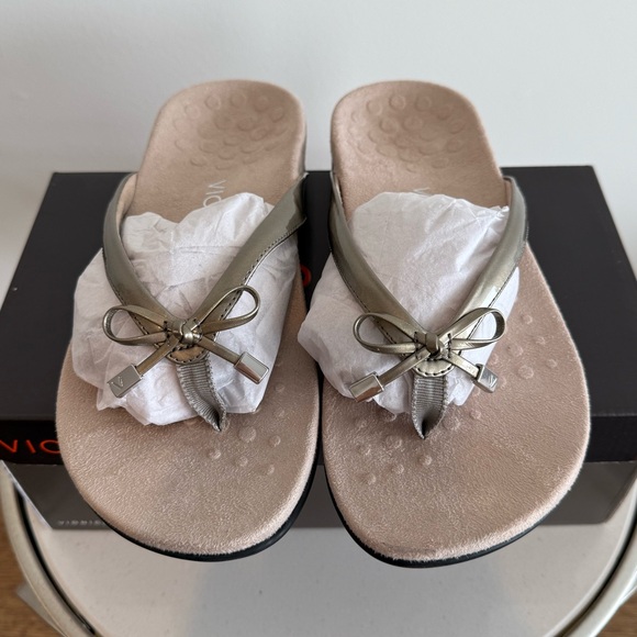 New In Box Vionic Women's Bella II Thong Sandals - Pewter - Picture 2 of 6